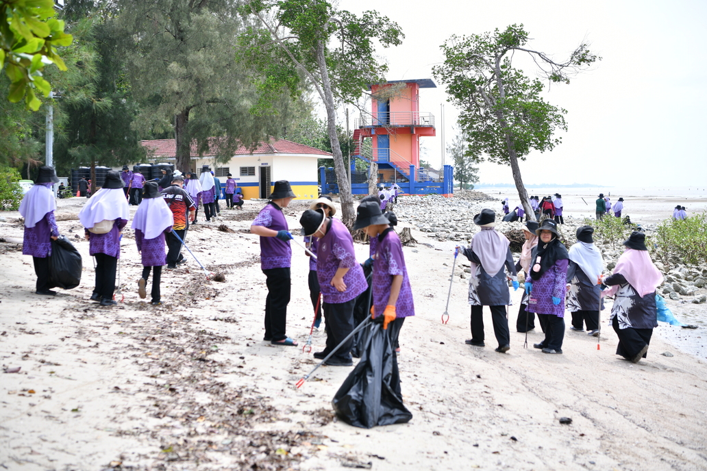 PROGRAM PEMBERSIHAN PANTAI KELANANG BERSAMA SMI AL-AMIN GOMBAK 2025